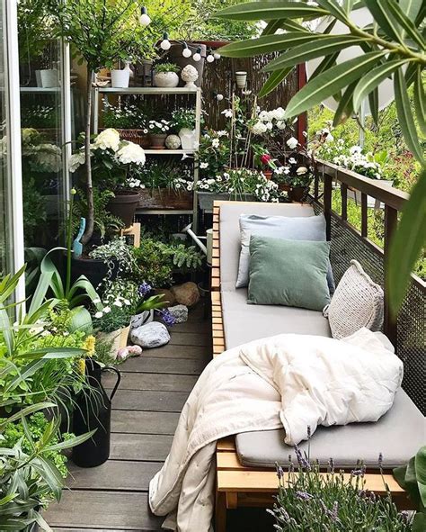 Bringing nature onto the balcony: greening the outside seat